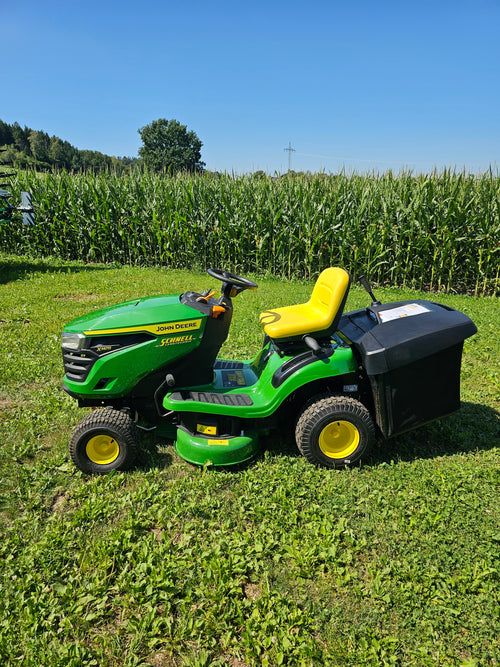 JOHN DEERE Rasentraktor X147R