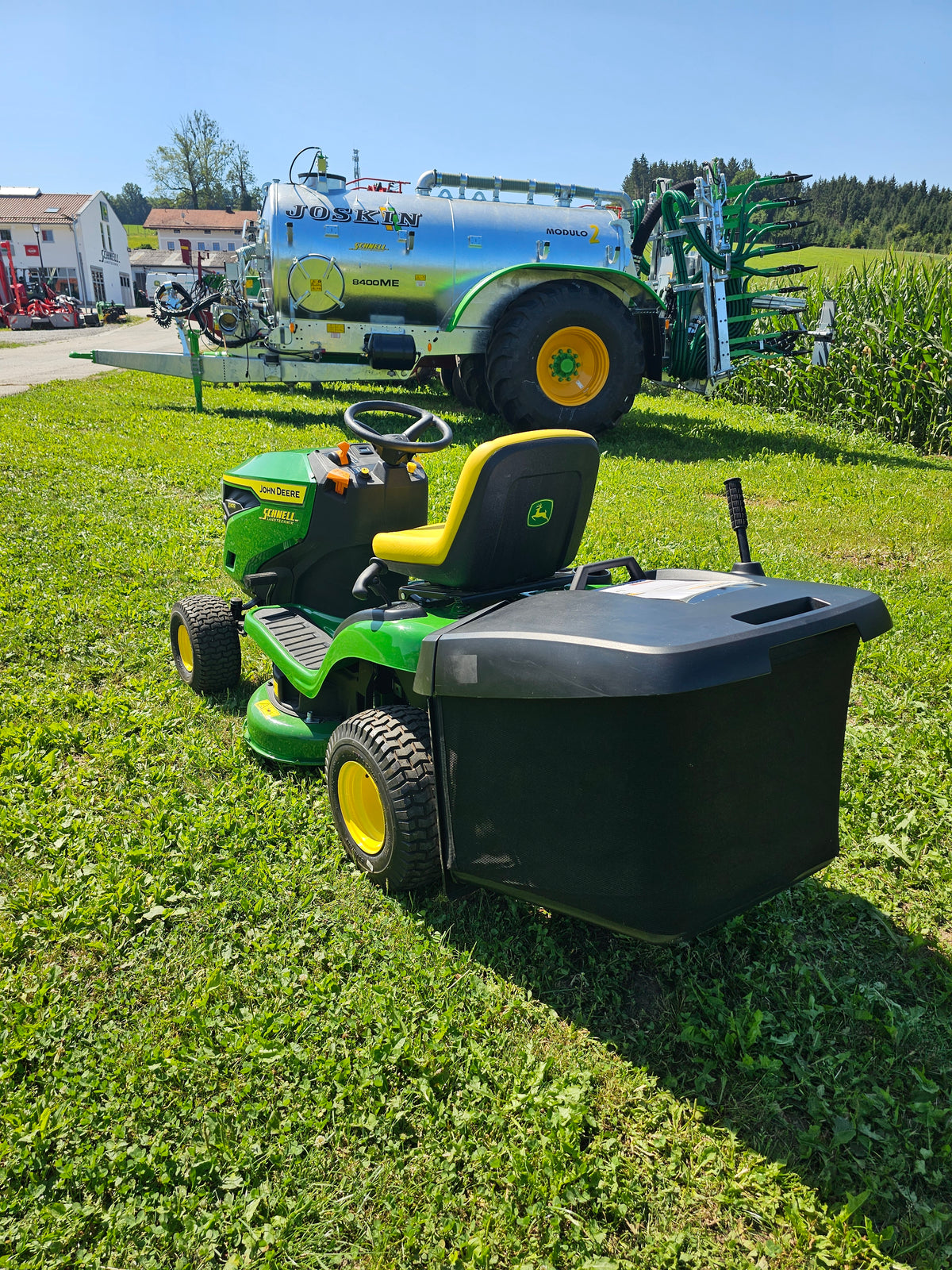 JOHN DEERE Rasentraktor X147R