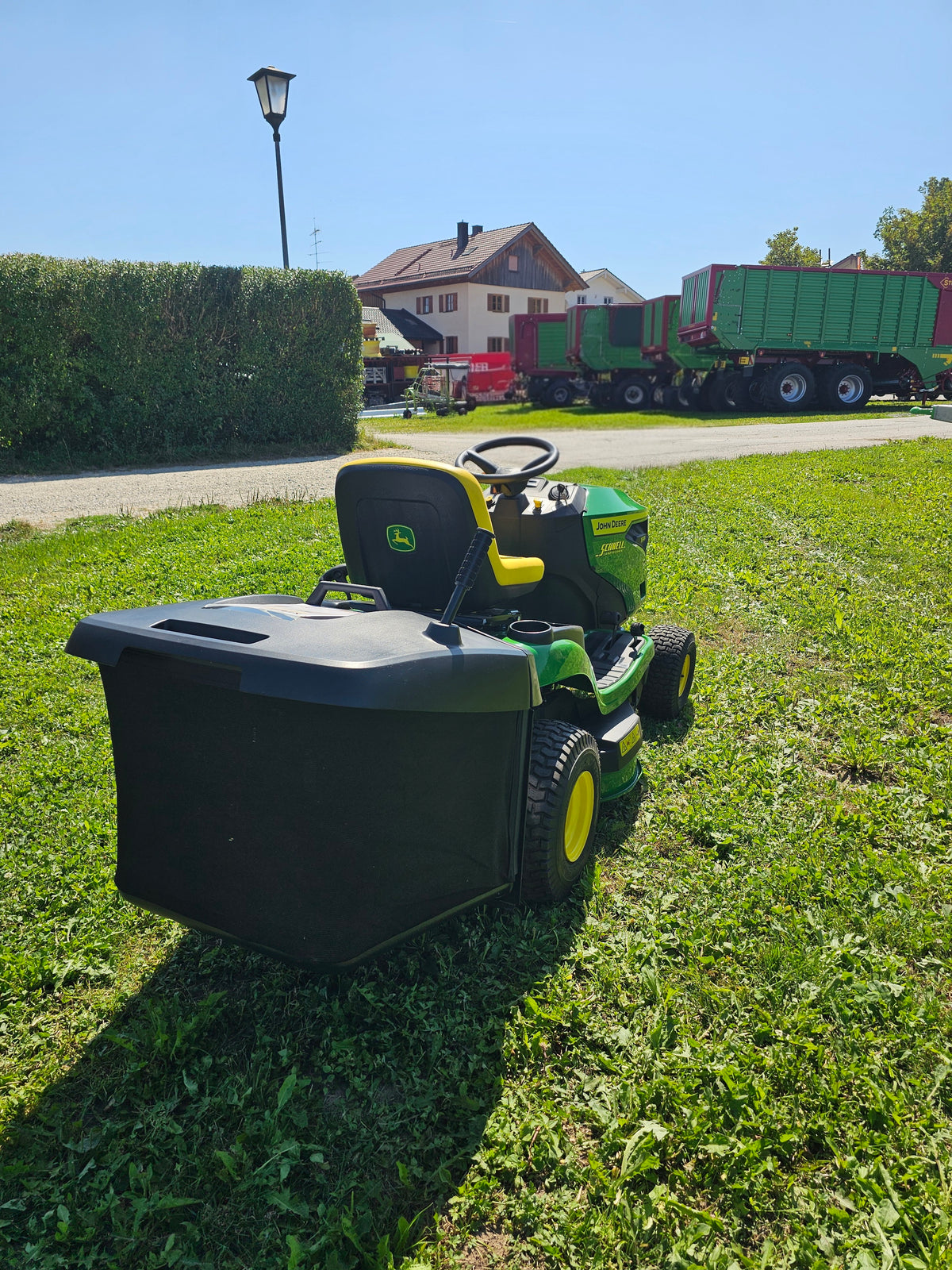 JOHN DEERE Rasentraktor X147R