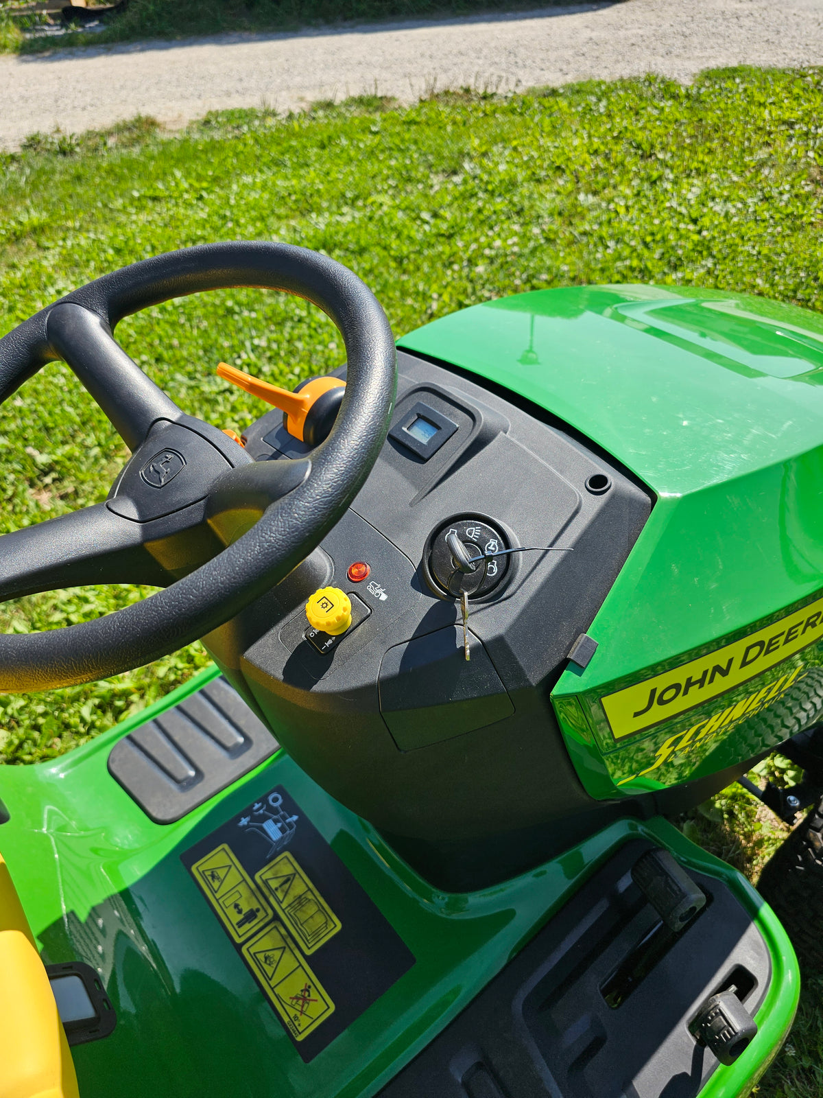 JOHN DEERE Rasentraktor X147R