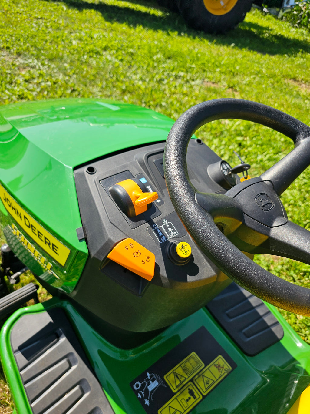 JOHN DEERE Rasentraktor X147R