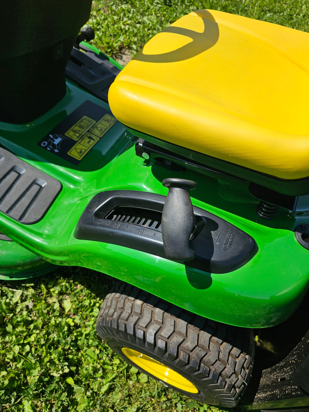 JOHN DEERE Rasentraktor X147R